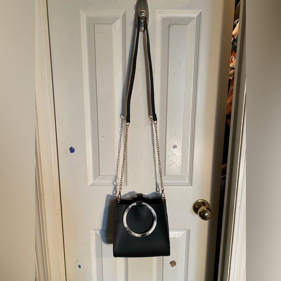 Black removable strap purse - Picture 3 of 3